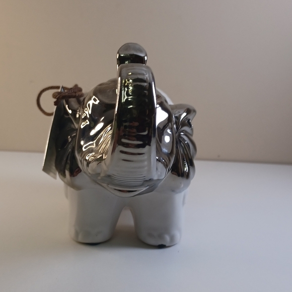 GC Naturals Porcelain Elephant Statue Diffuser Potpourri  Sachet Holder Inside - Picture 4 of 9
